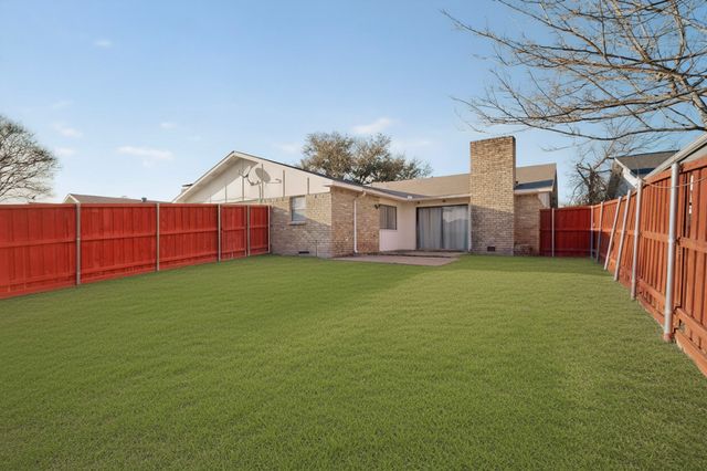 1926 Rambling Ridge Lane, Carrollton, TX 75007