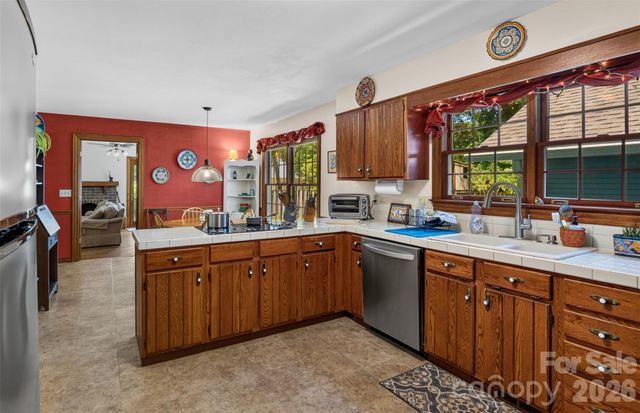 1064 Maplewood Court, Hendersonville, NC 28791