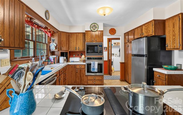 1064 Maplewood Court, Hendersonville, NC 28791