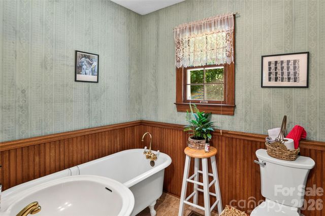 1064 Maplewood Court, Hendersonville, NC 28791
