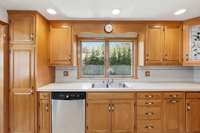 4 Ayrshire Rd, Worcester, MA 01604