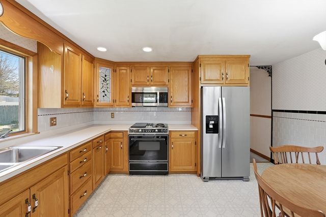 4 Ayrshire Rd, Worcester, MA 01604