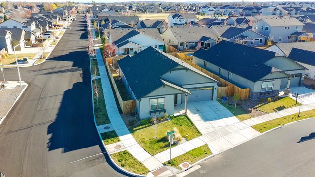 2324 NW Teak Place, Redmond, OR 97756