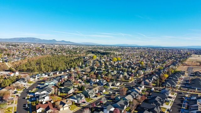 2324 NW Teak Place, Redmond, OR 97756