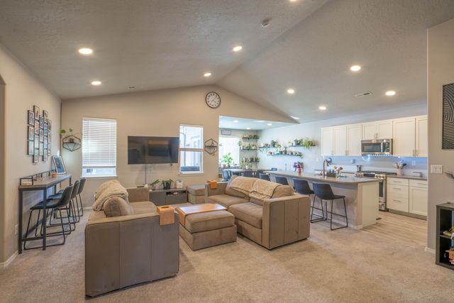 2324 NW Teak Place, Redmond, OR 97756