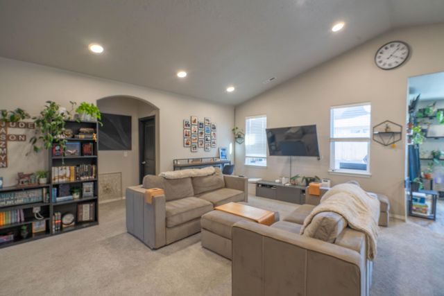 2324 NW Teak Place, Redmond, OR 97756