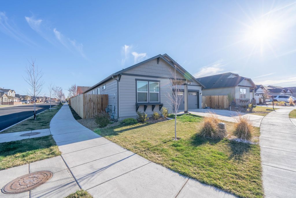 2324 NW Teak Place, Redmond, OR 97756