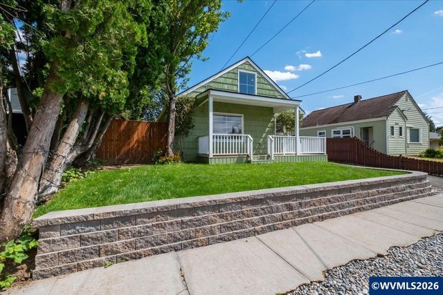 1020 N 3rd St, Woodburn, OR 97071