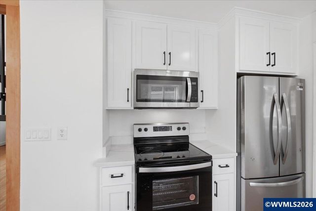 1020 N 3rd St, Woodburn, OR 97071