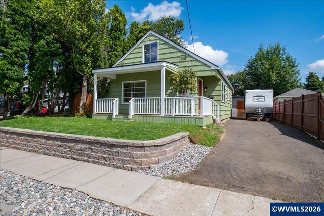 1020 N 3rd St, Woodburn, OR 97071