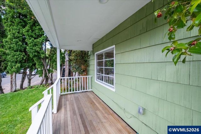 1020 N 3rd St, Woodburn, OR 97071