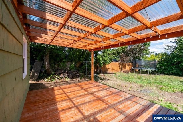 1020 N 3rd St, Woodburn, OR 97071