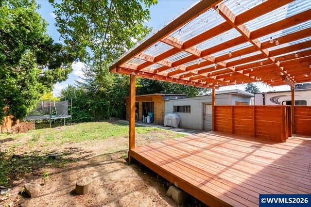 1020 N 3rd St, Woodburn, OR 97071
