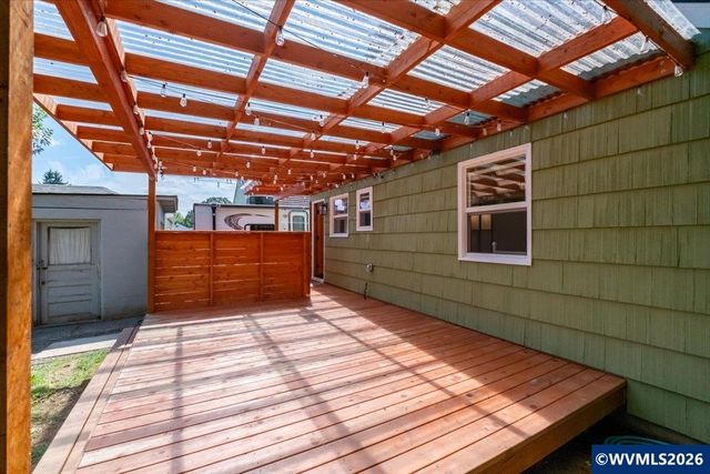 1020 N 3rd St, Woodburn, OR 97071