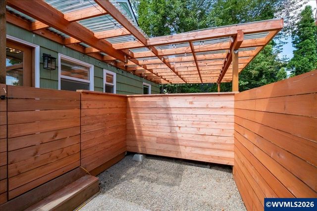 1020 N 3rd St, Woodburn, OR 97071