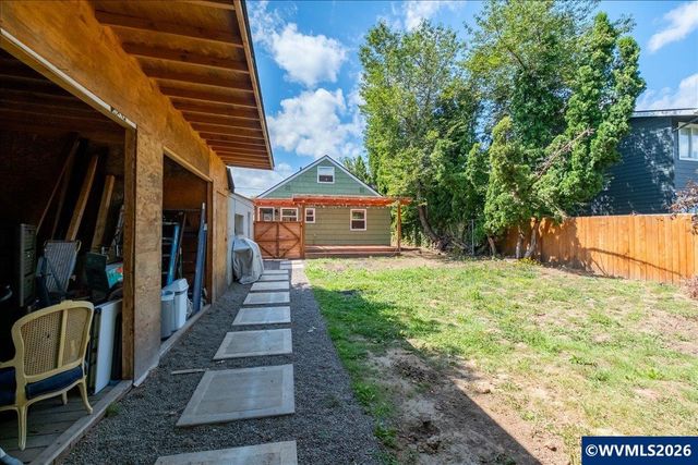 1020 N 3rd St, Woodburn, OR 97071