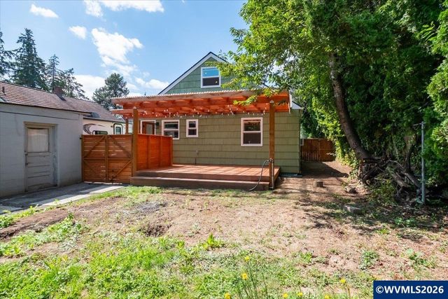 1020 N 3rd St, Woodburn, OR 97071