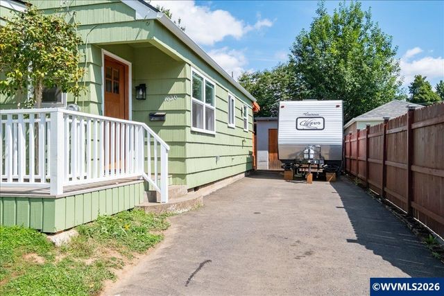 1020 N 3rd St, Woodburn, OR 97071