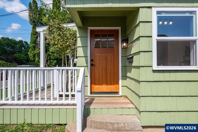 1020 N 3rd St, Woodburn, OR 97071