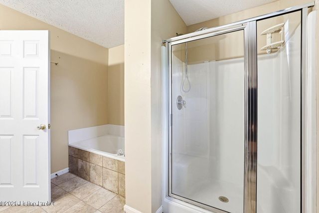 10612 Evanwood Dr, Louisville, KY 40228