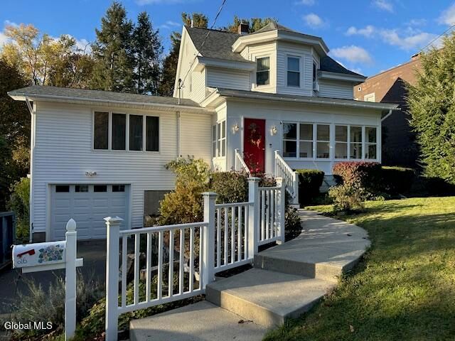 26 Woodlawn Court, Troy, NY 12180