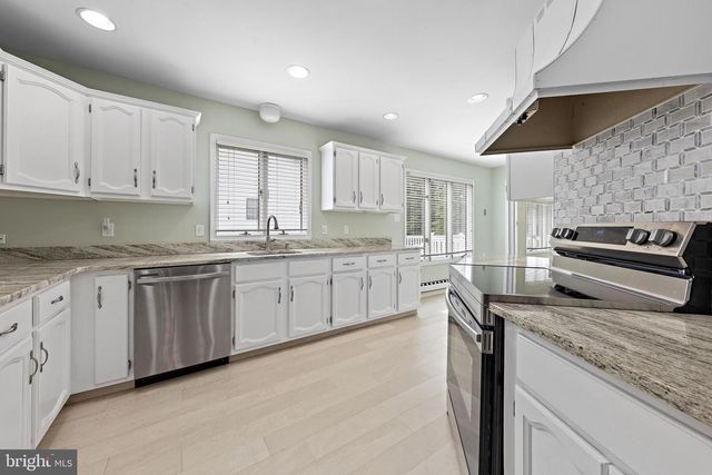 102 ASH RD, Manahawkin, NJ 08050