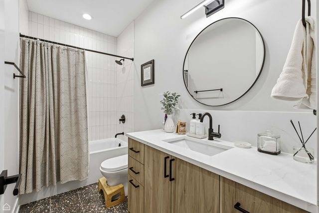327 S Leavitt Street 1, Chicago, IL 60612