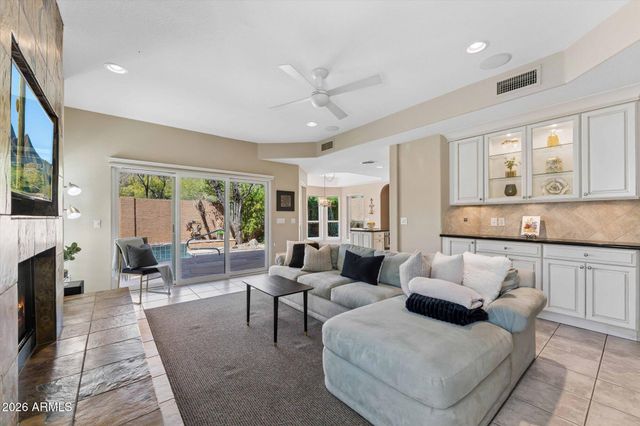 902 E MESCAL Street, Phoenix, AZ 85020