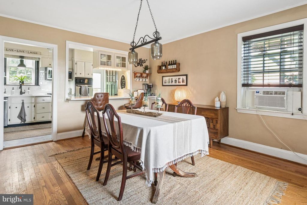 Image 10 of property listing at 4308 KENSINGTON RD, Baltimore, MD 21229