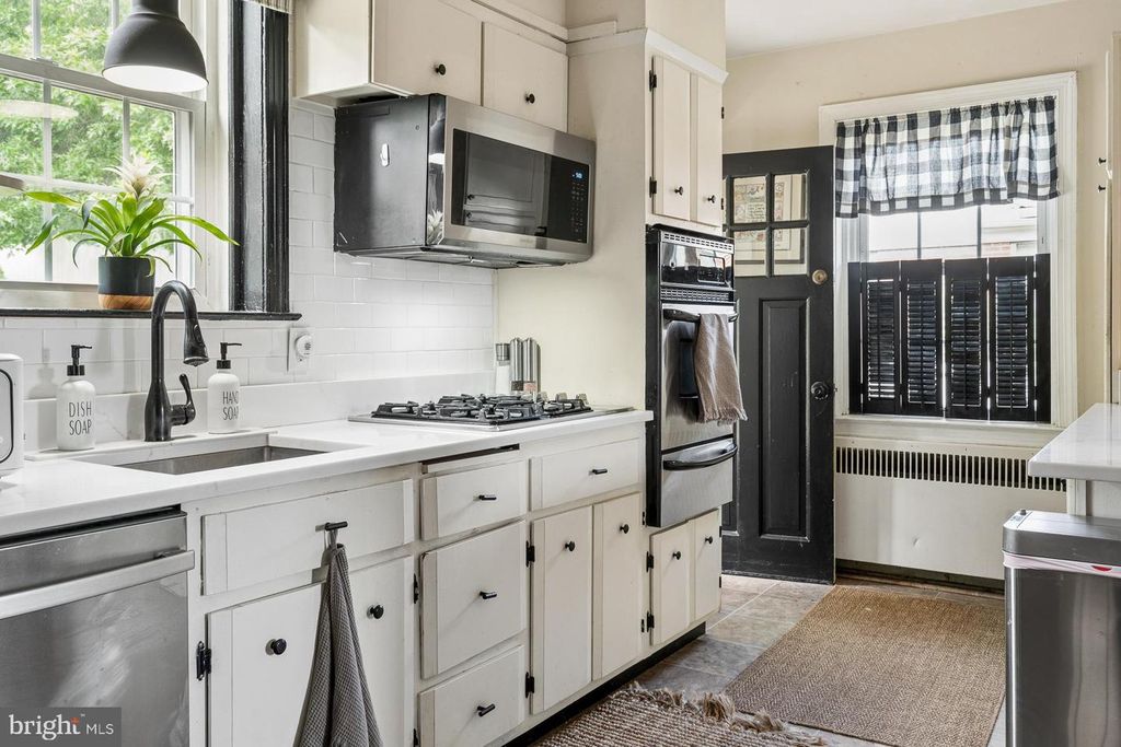 Image 5 of property listing at 4308 KENSINGTON RD, Baltimore, MD 21229