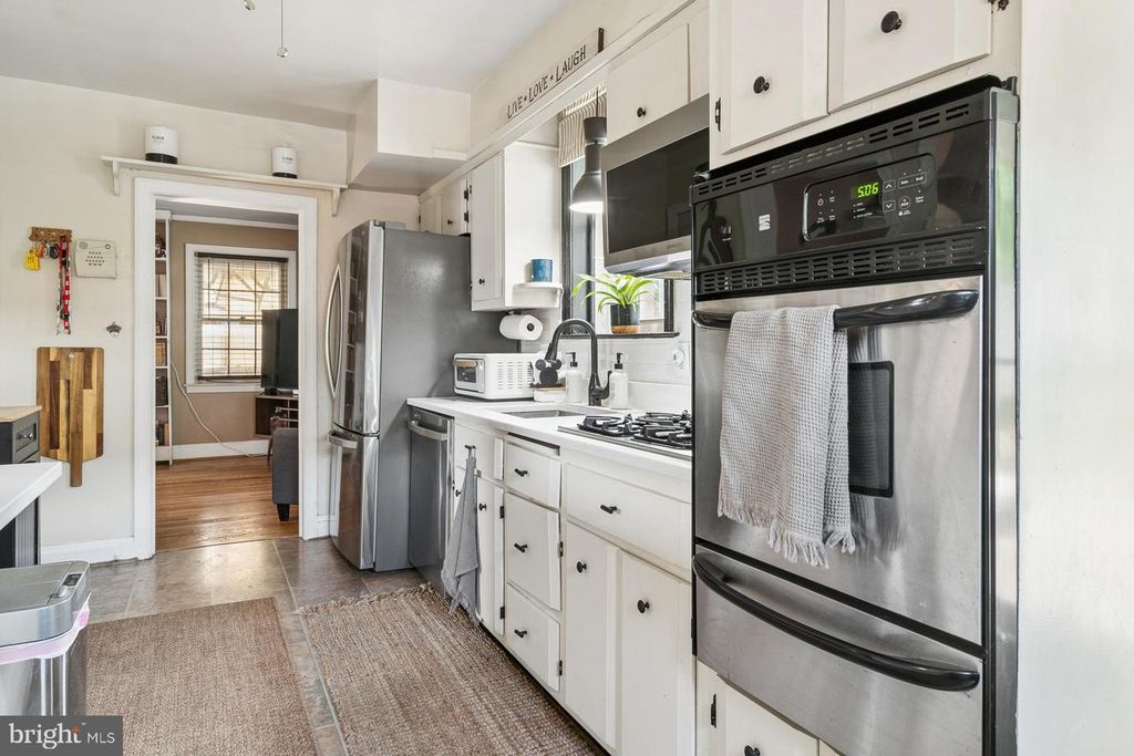Image 7 of property listing at 4308 KENSINGTON RD, Baltimore, MD 21229