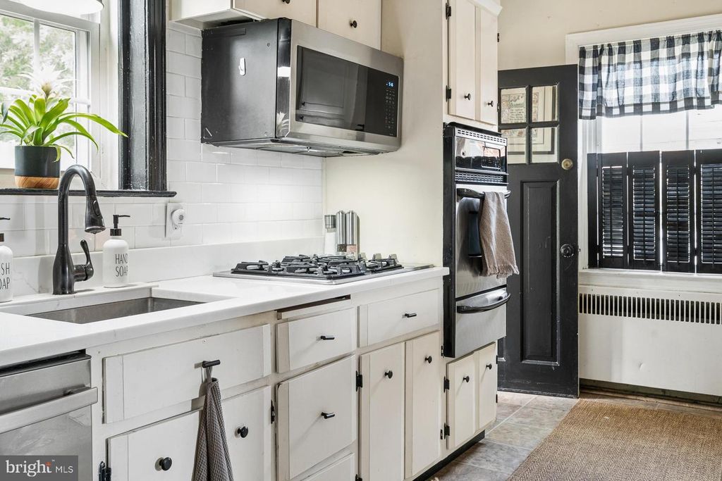 Image 9 of property listing at 4308 KENSINGTON RD, Baltimore, MD 21229