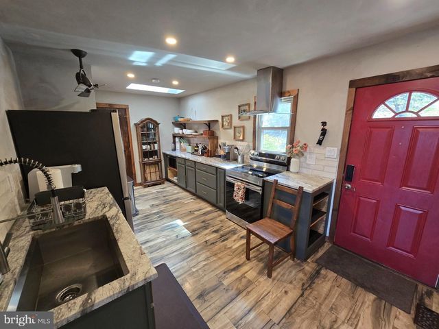 1614 HIGH TOP RD, Linden, VA 22642