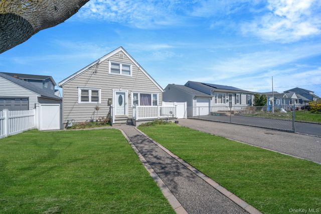 82 E Seacrest Avenue, Lindenhurst, NY 11757