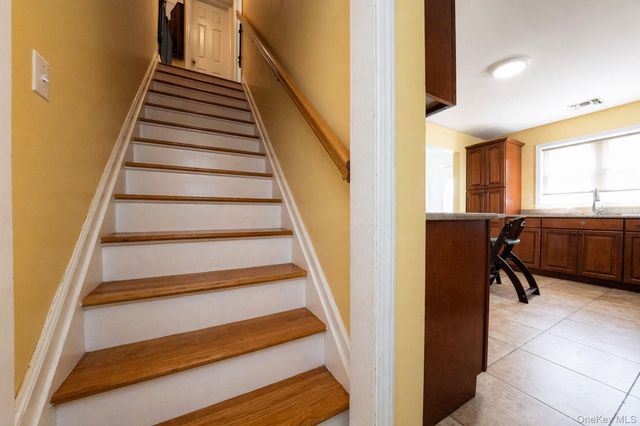 82 E Seacrest Avenue, Lindenhurst, NY 11757