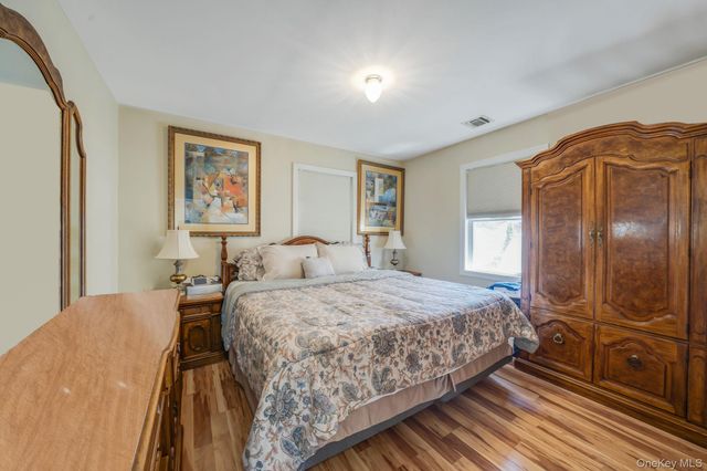 82 E Seacrest Avenue, Lindenhurst, NY 11757