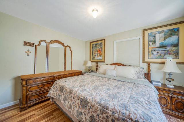 82 E Seacrest Avenue, Lindenhurst, NY 11757