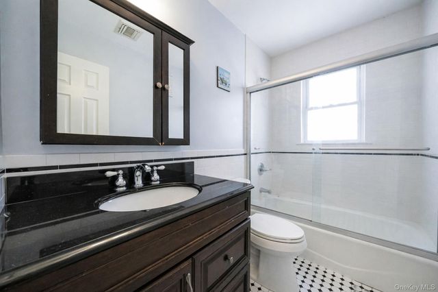 82 E Seacrest Avenue, Lindenhurst, NY 11757