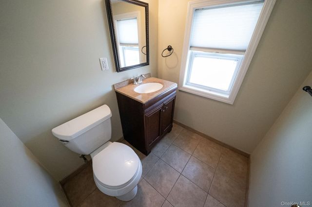 82 E Seacrest Avenue, Lindenhurst, NY 11757