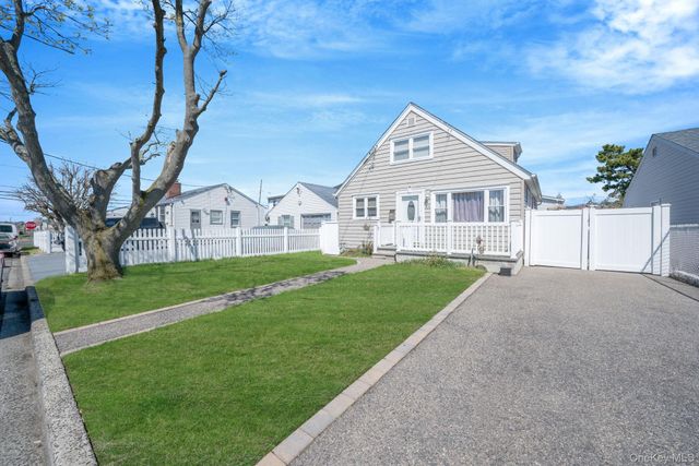 82 E Seacrest Avenue, Lindenhurst, NY 11757