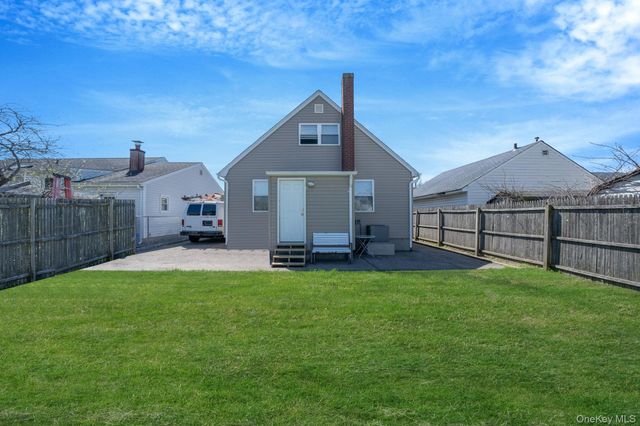 82 E Seacrest Avenue, Lindenhurst, NY 11757