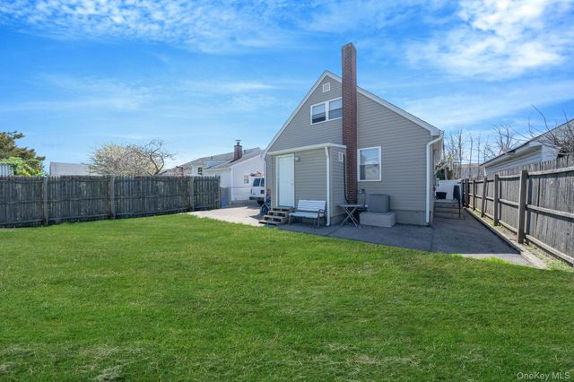 82 E Seacrest Avenue, Lindenhurst, NY 11757