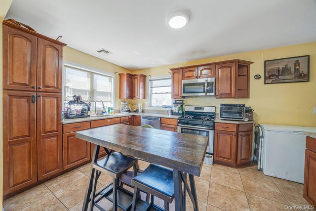 82 E Seacrest Avenue, Lindenhurst, NY 11757