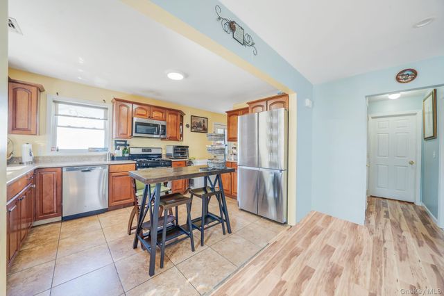 82 E Seacrest Avenue, Lindenhurst, NY 11757