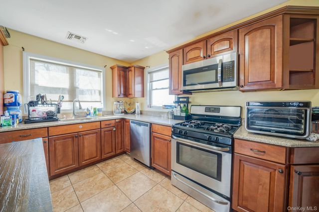 82 E Seacrest Avenue, Lindenhurst, NY 11757