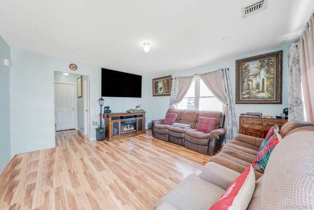 82 E Seacrest Avenue, Lindenhurst, NY 11757