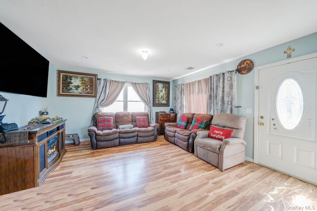 82 E Seacrest Avenue, Lindenhurst, NY 11757