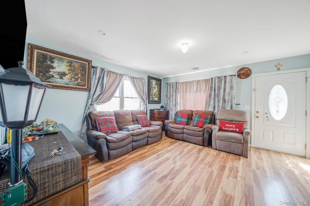 82 E Seacrest Avenue, Lindenhurst, NY 11757