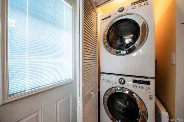 82 E Seacrest Avenue, Lindenhurst, NY 11757