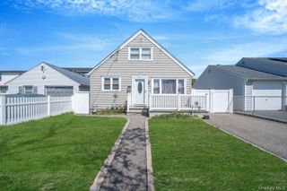 82 E Seacrest Avenue, Lindenhurst, NY 11757